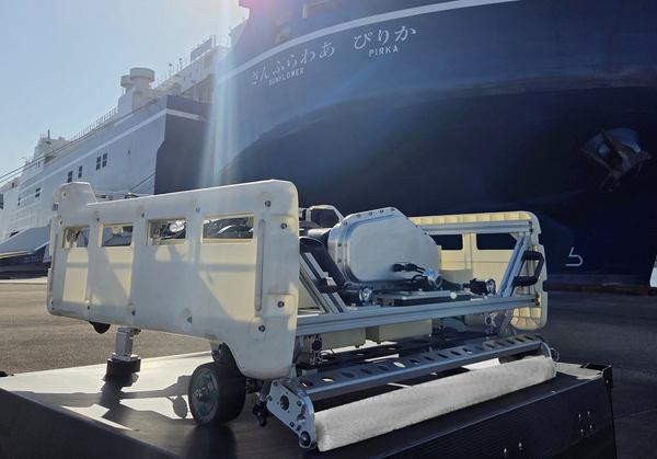 写真：船舶「さんふらわあ ぴりか」と船底清掃ロボット