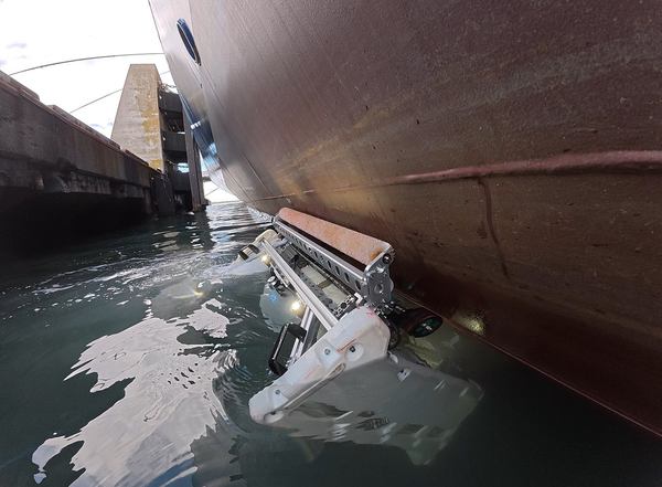 フルデプス、NEDO採択技術を活用した船底清掃ロボットの実機デモ公開へ