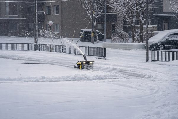 写真:除雪するロボット