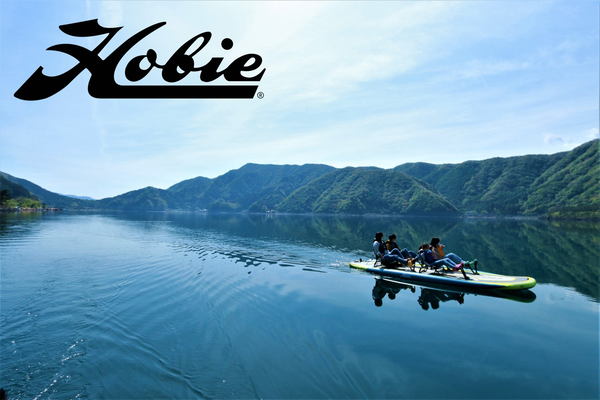 HOBIE BASEのイメージ画像、湖でカヤックに乗る人々