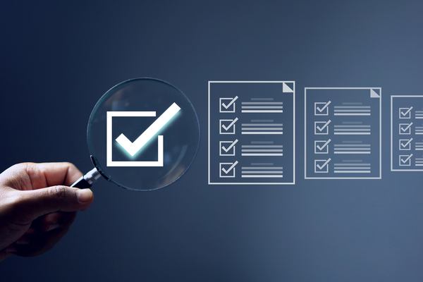 チェックマークを虫眼鏡で拡大しているイメージ画像