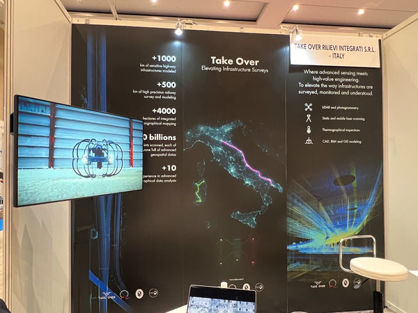 写真：TAKE OVER Integrated Surveyingの展示ブース