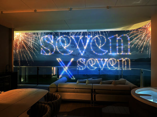 GIFアニメーション：seven x seven 石垣 の外観、ドローンショーのイメージ