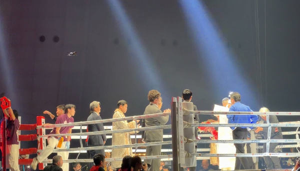 写真：リング付近の上空を飛行するドローン