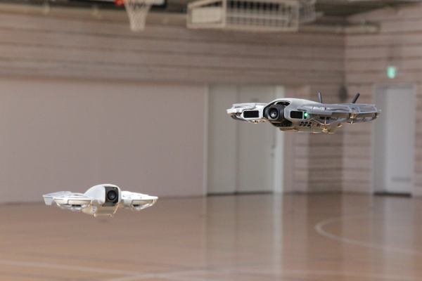 写真：屋内を飛行するNeo 2とNeo