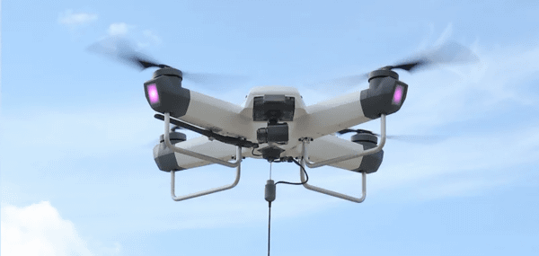 写真：有線給電しながら飛行するドローン