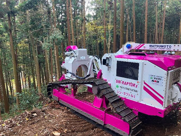 写真：山中の傾斜付近のシン・ラプトルⅡ