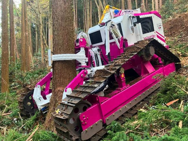 東急建設が遠隔操作による無人伐採車を本格導入、スマート林業を推進