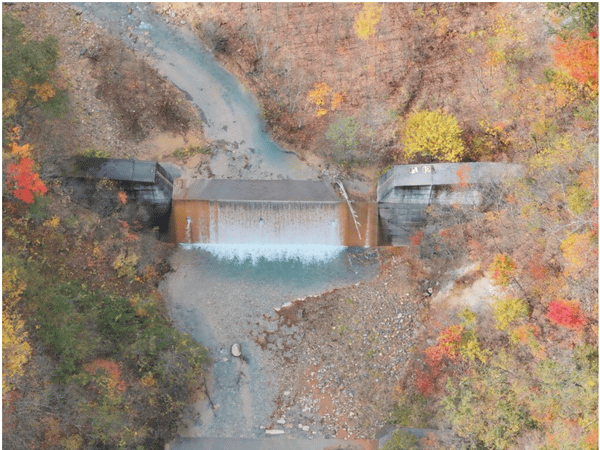 写真：水が流れる堰堤