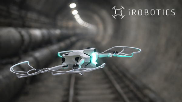 地下鉄の線路上を飛行するドローン