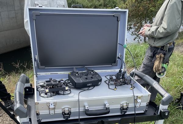 写真：点検に活用するドローンやモニターなど