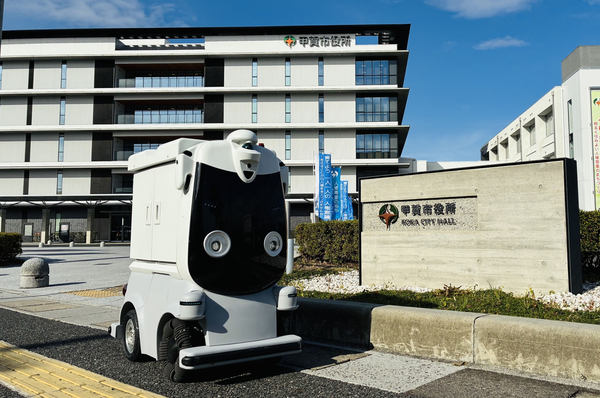 写真：甲賀市役所前の自動配送ロボット