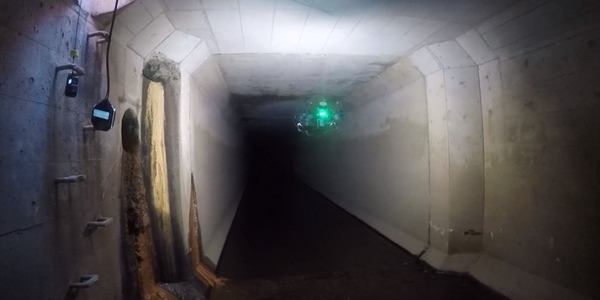 写真：水が流れる下水道管路の中を飛行する「ELIOS 3」