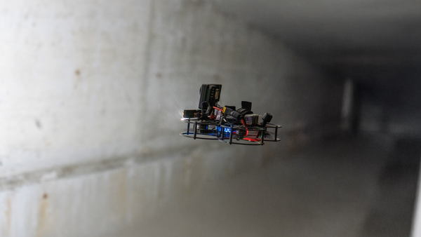 写真：屋内空間を飛行する超小型ドローン