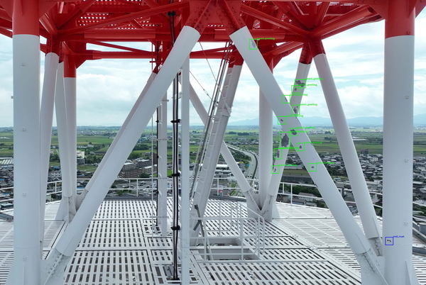 写真：鉄塔の損傷を検出する様子