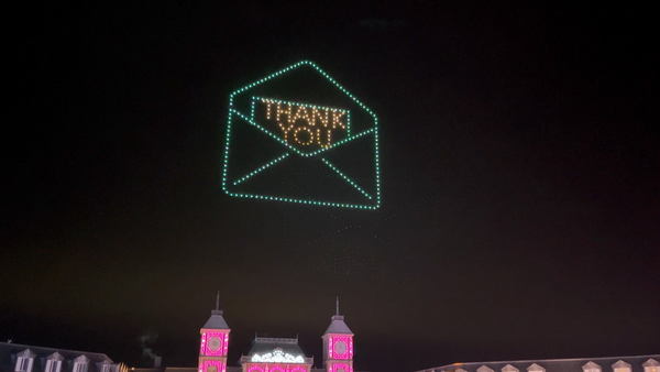 写真:ドローンショーで夜空に描かれた手紙と「THANK YOU」のメッセージ