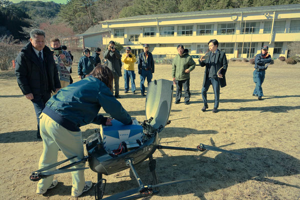 写真：ドローンの機体上部から荷物を収納する様子