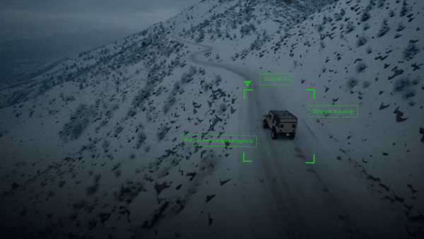 画像：雪山を走行する車両をトラッキングする様子