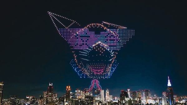 写真：ドローンショーで夜空に描かれたサングラスをかけた犬（New Context Festivalメインキャラクター「DiGi8」）