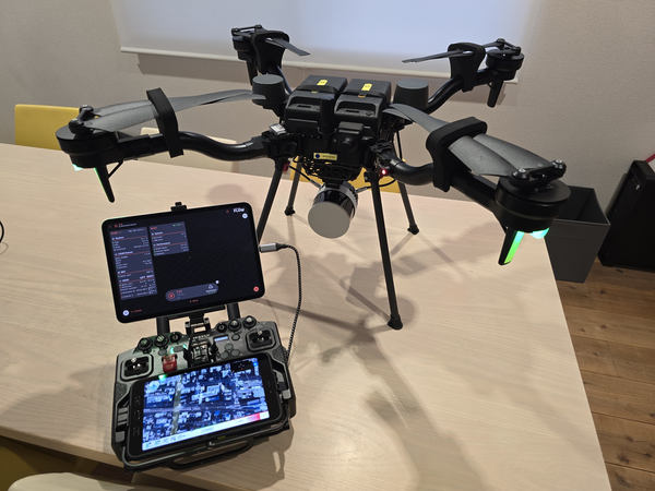 写真：ASTROと、機体に搭載した「FLUX H1」、コントローラー