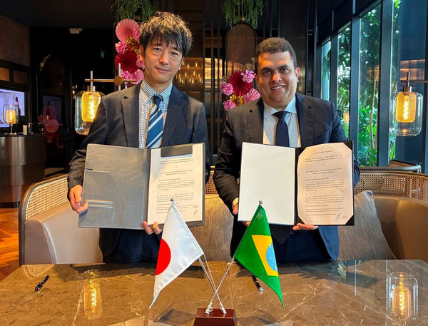 写真：「空飛ぶクルマに関する協力枠組み」をそれぞれ手に持つ2人