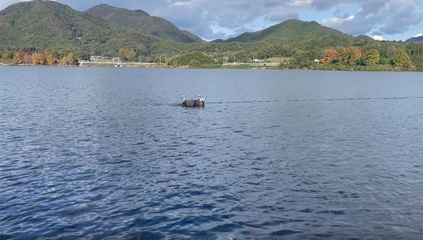 写真：ダムに浮かぶ水上ドローンボート「FBUSV-1」
