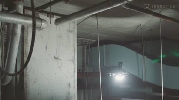 写真：ライトで照らしながら天井裏を飛行するドローン