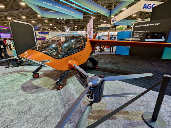 写真：展示されたeVTOL「AIR ONE」