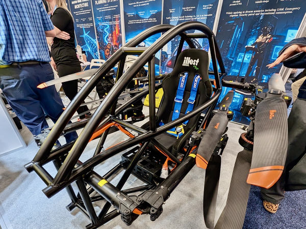 写真:展示された「CoolFly eVTOL」