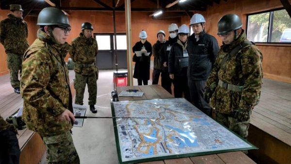写真：地図を囲む自衛隊員やスタッフ