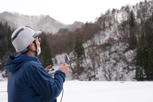 写真：雪原でドローンを操縦する様子