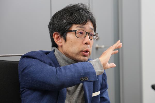 写真：話をする渡邉氏