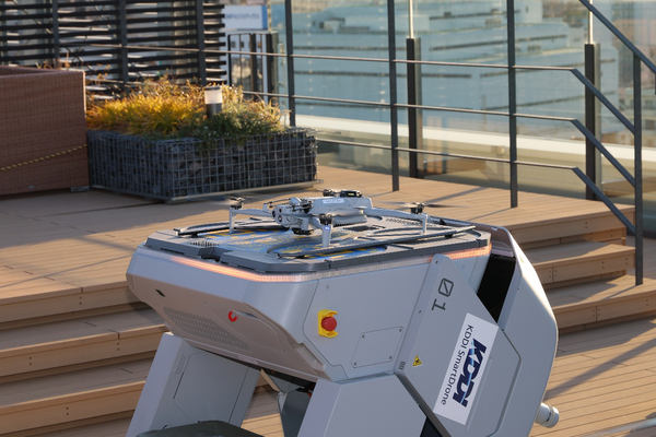 写真：屋外に設置された「Skydio Dock for X10」とドローン