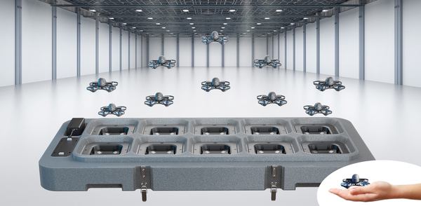 写真：屋内空間で複数の「FYLO Mini-JP」が飛行する様子