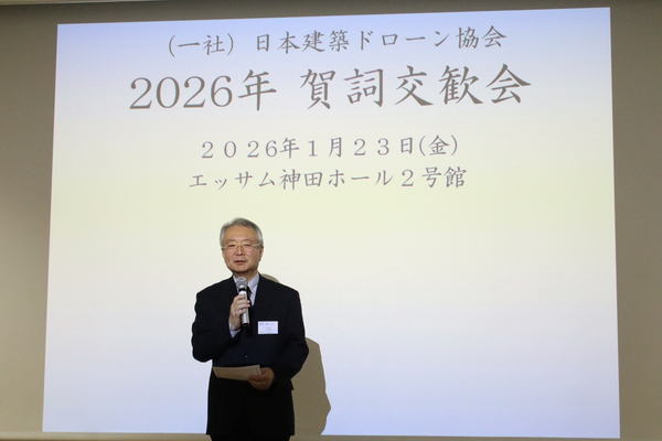 写真：話をする本橋会長