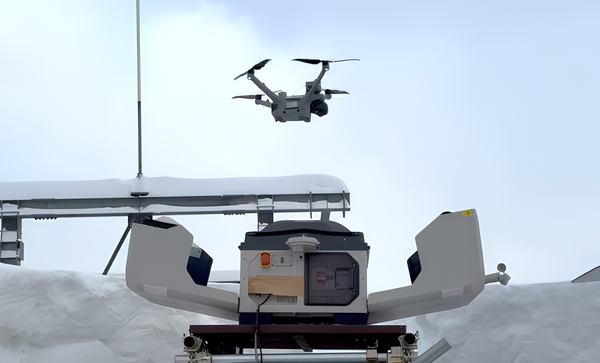 写真：DJI Dock 3からドローンが飛び立つ様子