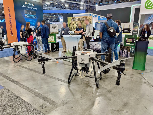 写真:会場に展示されたドローン