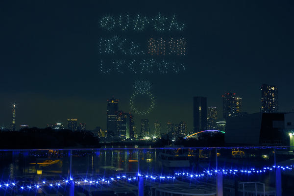 写真:ドローンショーで夜空に描かれた「のりかさん ぼくと、結婚してください」のメッセージと指輪