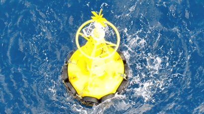 写真:海に浮かぶ一点係留ブイ