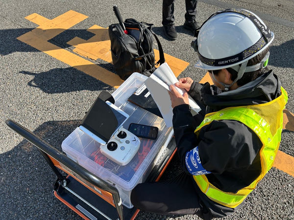 写真:冊子を確認する人