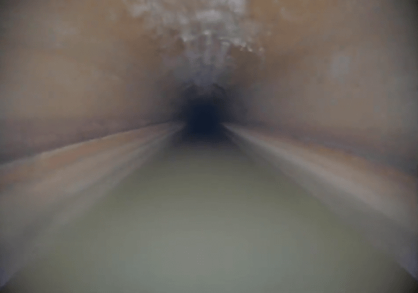 写真:ドローンが撮影した下水道管渠の内部