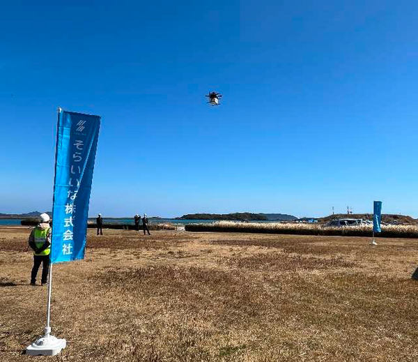 写真:飛行するドローン