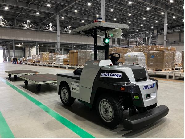 写真:貨物上屋内のAGV