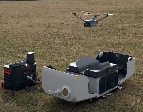 写真：ドローンポート、飛行するドローン