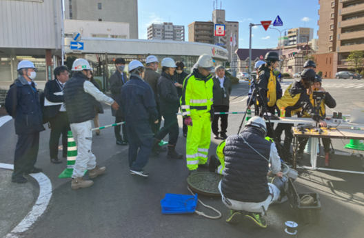 写真：マンホール周辺で作業をするスタッフ