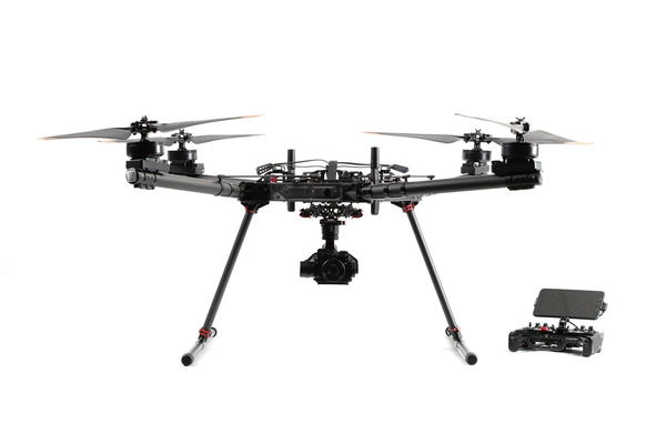 写真：LR1（カメラ）を搭載したALTA X、送信機