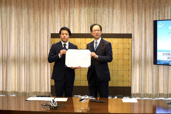 写真：協定書を手にもつ2人