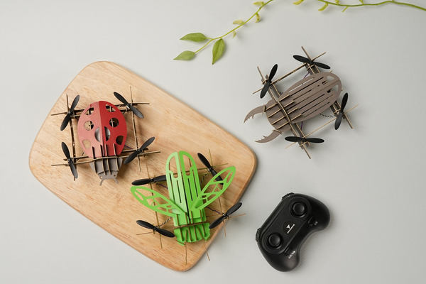 写真：テントウムシやバッタ、クワガタのような形をしたCRAFT DRONE