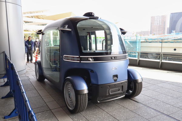 写真:自動運転ミニバス「RoboBus」(正面)