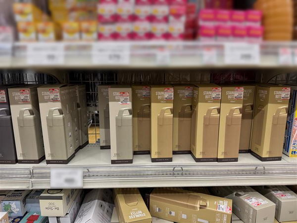 写真：棚に並べられた商品の所々に隙間がある状態